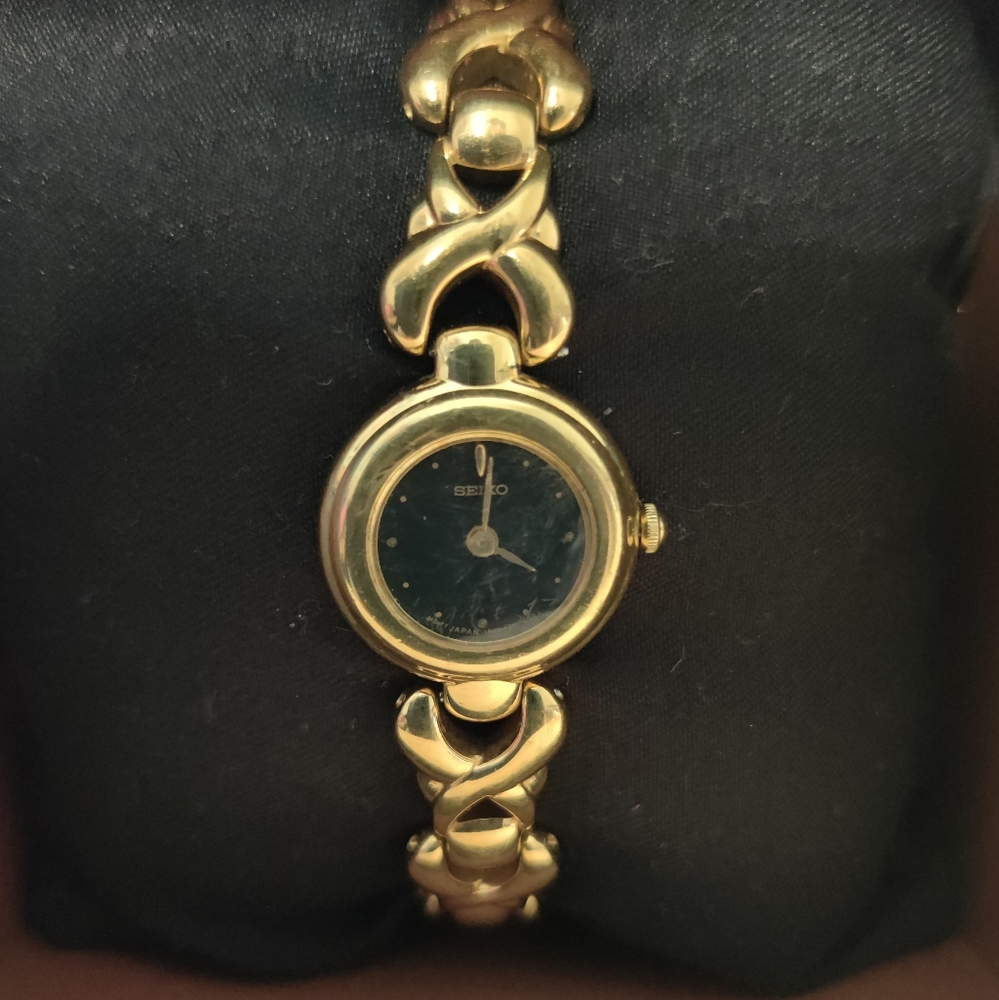 Vintage Seiko Gold Tone Round Black Dainty Dial Minimalistic Ladies Watch